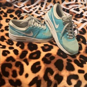 Girls Nike air max’s size 2Y 👟